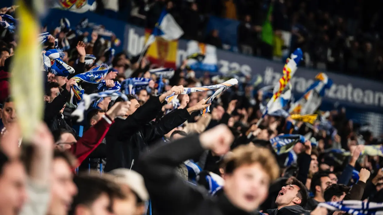 Afici&oacute;n del Real Zaragoza en La Romareda / MARCOS CEBRI&Aacute;N