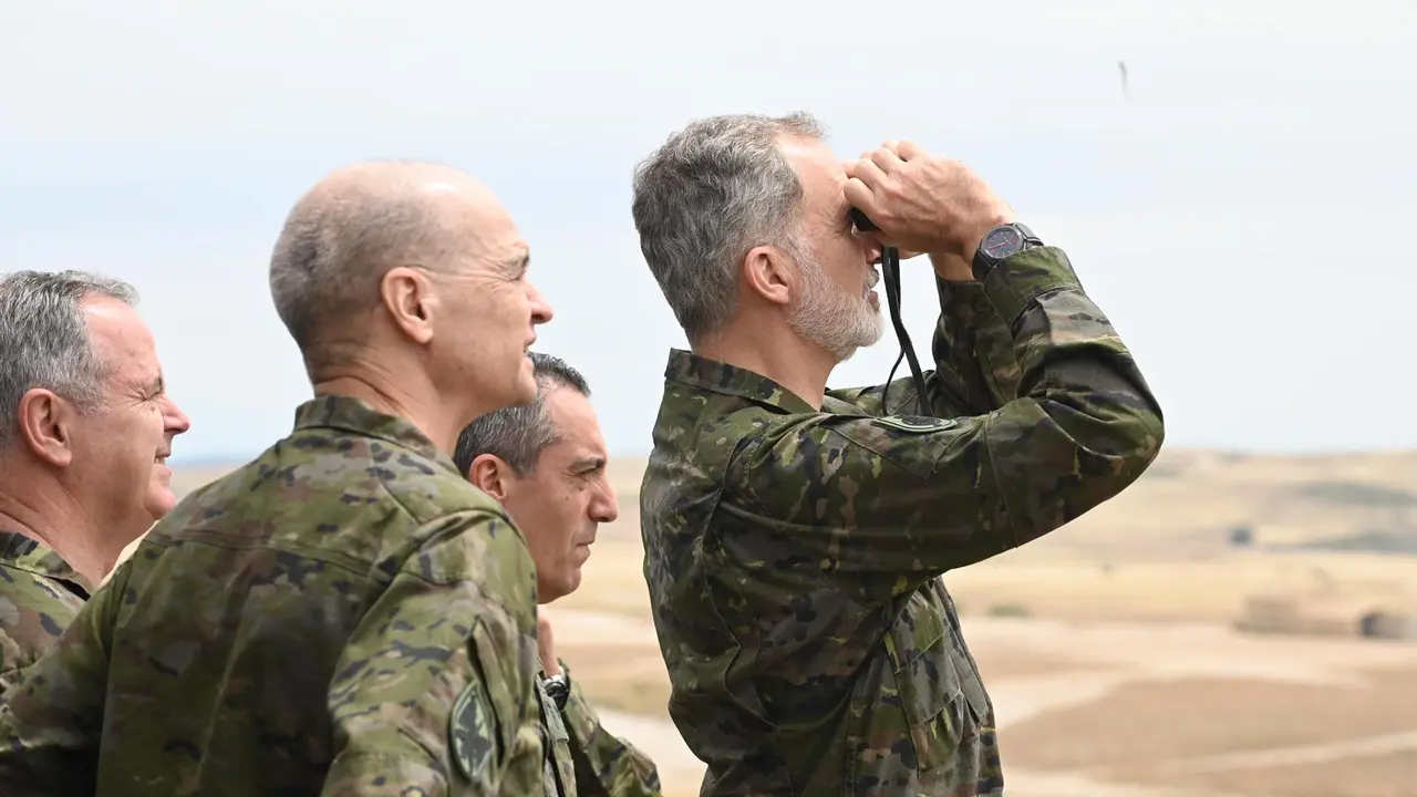 El Rey Felipe VI durante el ejercicio &lsquo;Atlas&rsquo; 24 del Ej&eacute;rcito de Tierra, en el Centro Nacional de Adiestramiento de San Gregorio. / E.P.