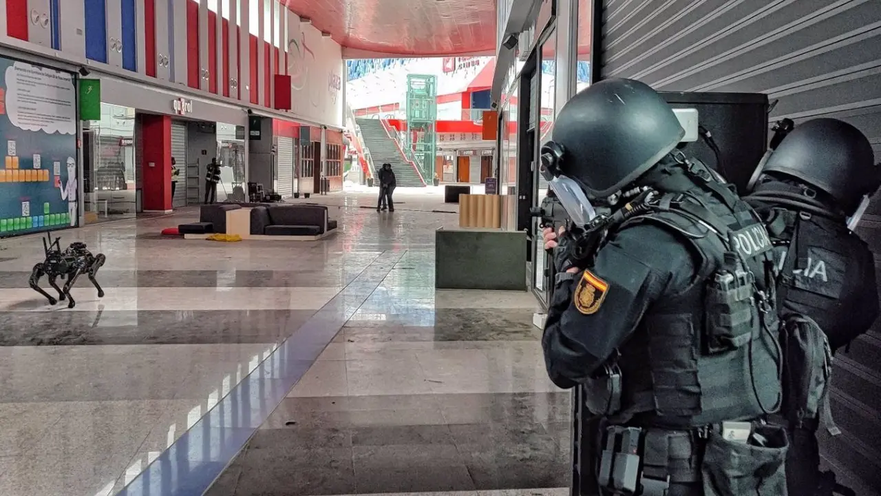 Dos polic&iacute;as y un robot en plena acci&oacute;n dentro del simulacro llevado a cabo este martes en la galer&iacute;a comercial de Plaza Imperial de Zaragoza / Polic&iacute;a Nacional