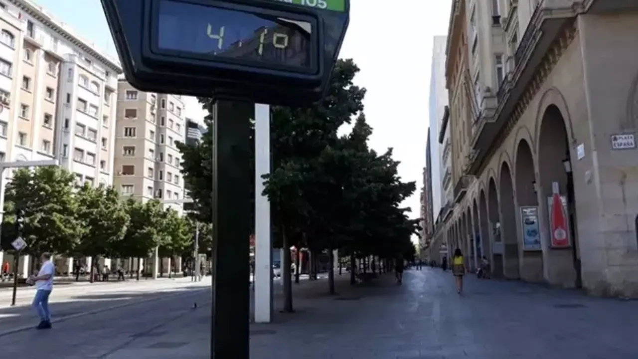 Imagen de archivo del Paseo de la Independencia de Zaragoza con un term&oacute;metro que marca 41 grados / E.P. 