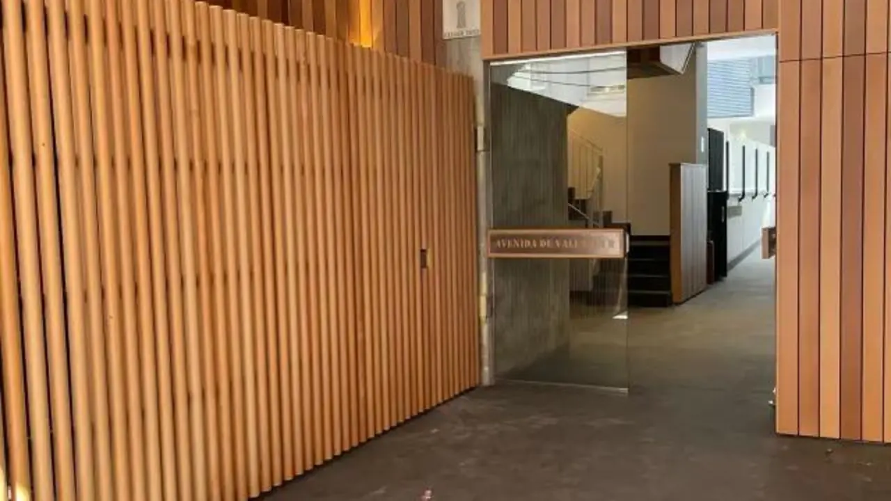 El lobby de la promoci&oacute;n Aurum llama la atenci&oacute;n por su dise&ntilde;o en madera y cristal