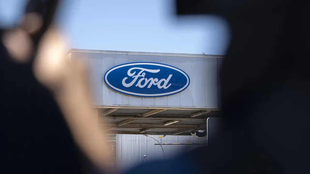 Logo en la f&aacute;brica de Ford Almussafes / E.P.