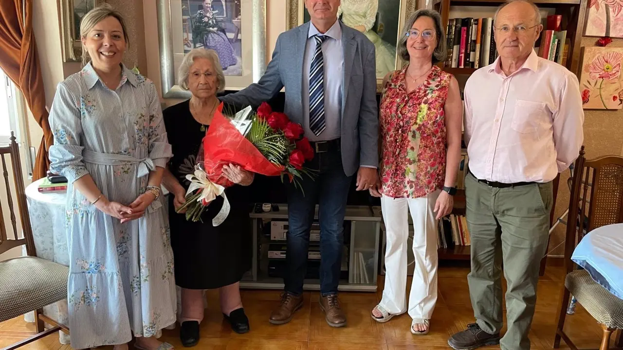 El alcalde de Fraga visita a dos vecinas centenarias.