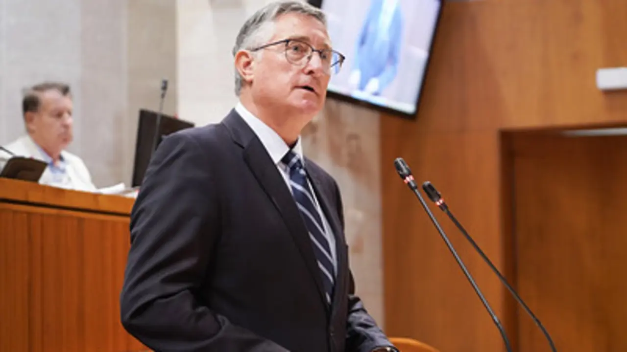 El consejero de Medio Ambiente y Turismo del Gobierno de Arag&oacute;n, Manuel Blasco, interviene en la sesi&oacute;n plenaria / Cortes de Arag&oacute;n
