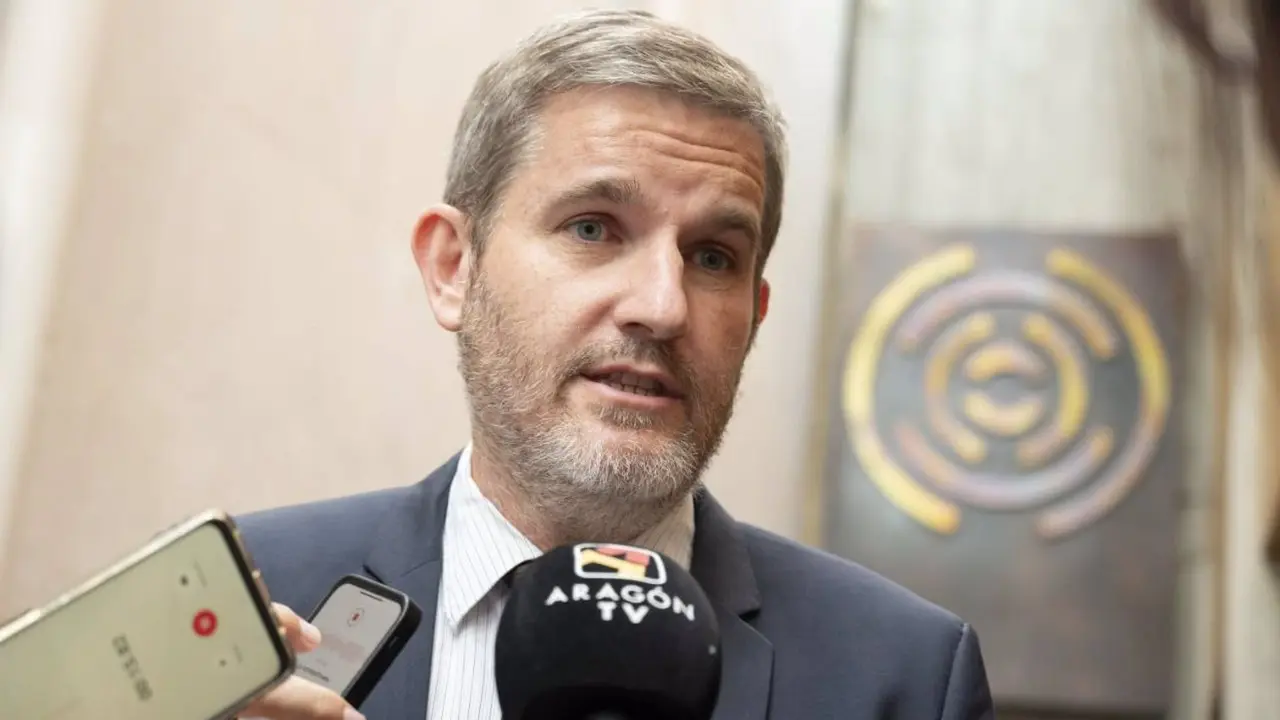 Ignacio Urquizu, este jueves en el pasillo de las Cortes / PSOE Arag&oacute;n