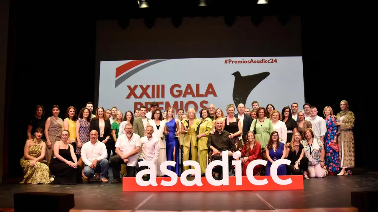 Foto de familia de la entrega de la edici&oacute;n pasada de premios ASADICC en Caspe.