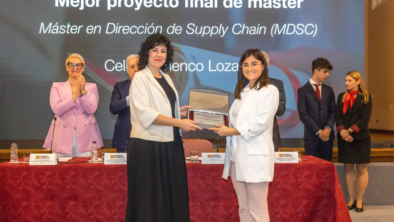 Celia Flamenco recibiendo su diploma de graduada del M&aacute;ster de Direcci&oacute;n de Supply Chain de ZLC