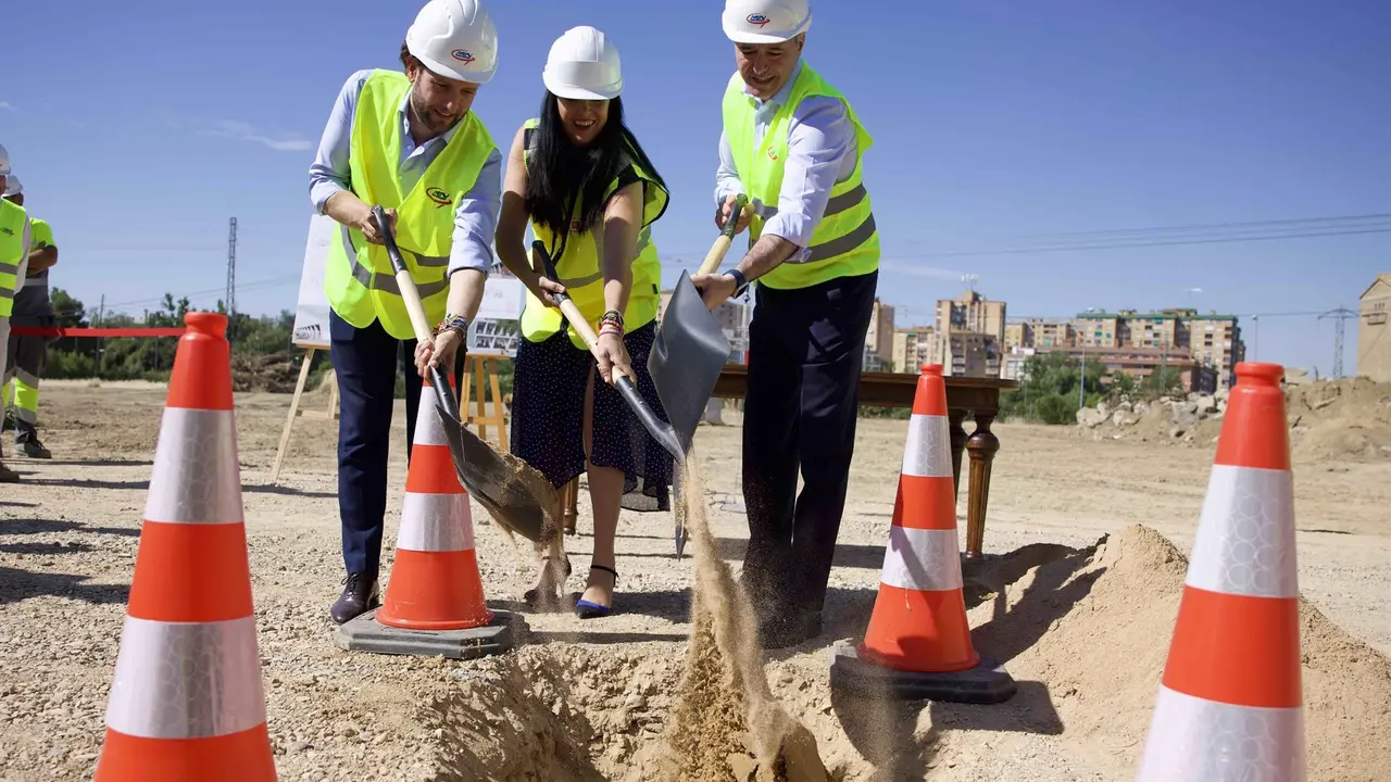 El presidente de la Diputaci&oacute;n Provincial de Huesca, Isaac Claver, la alcaldesa de Huesca, Lorena Orduna, y el presidente del Gobierno de Arag&oacute;n, Jorge Azc&oacute;n, colocan la primera piedra del futuro Centro de Emergencias y Seguridad Ciudadana de Huesca.