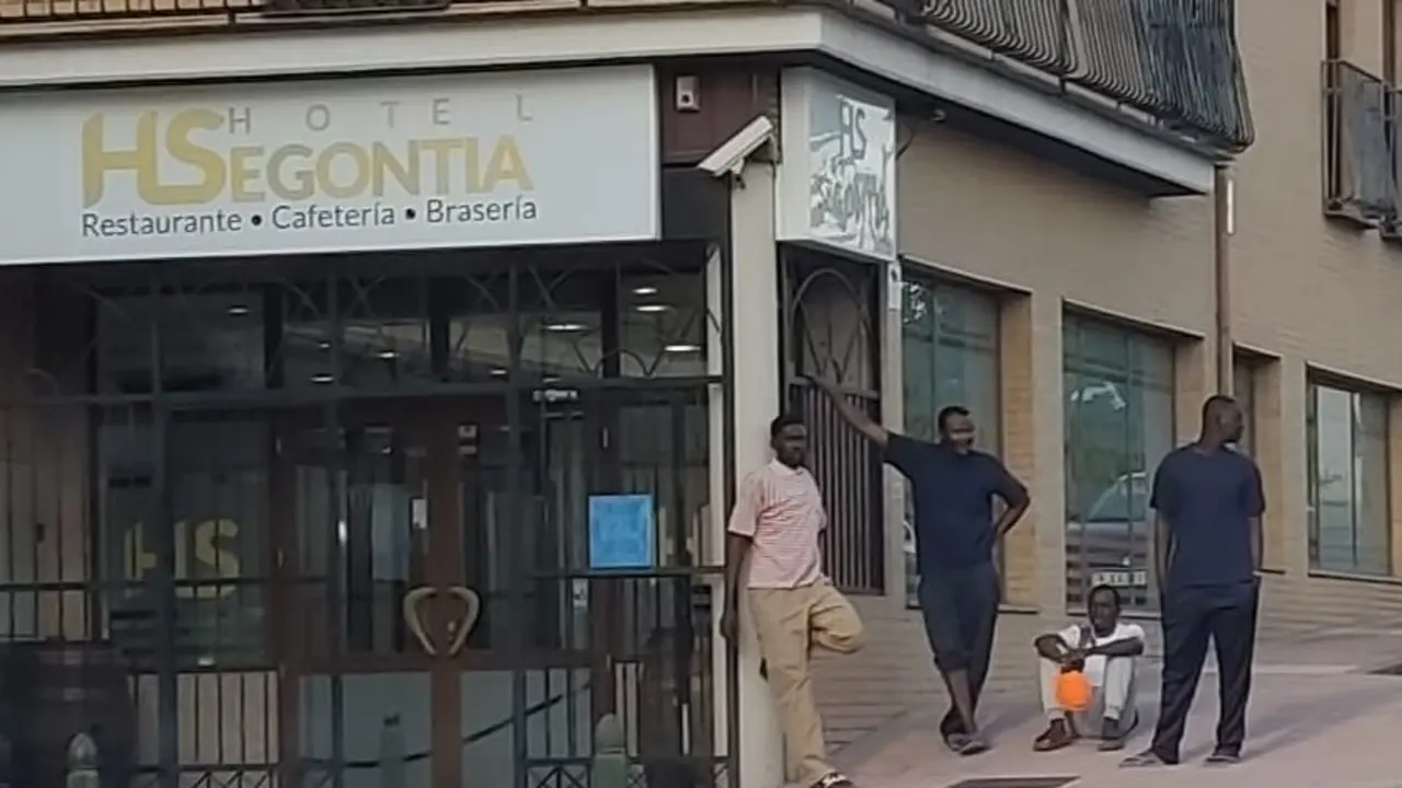 Imagen del hotel en el que han hospedado a 90 inmigrantes subsaharianos en &Eacute;pila/H.A.