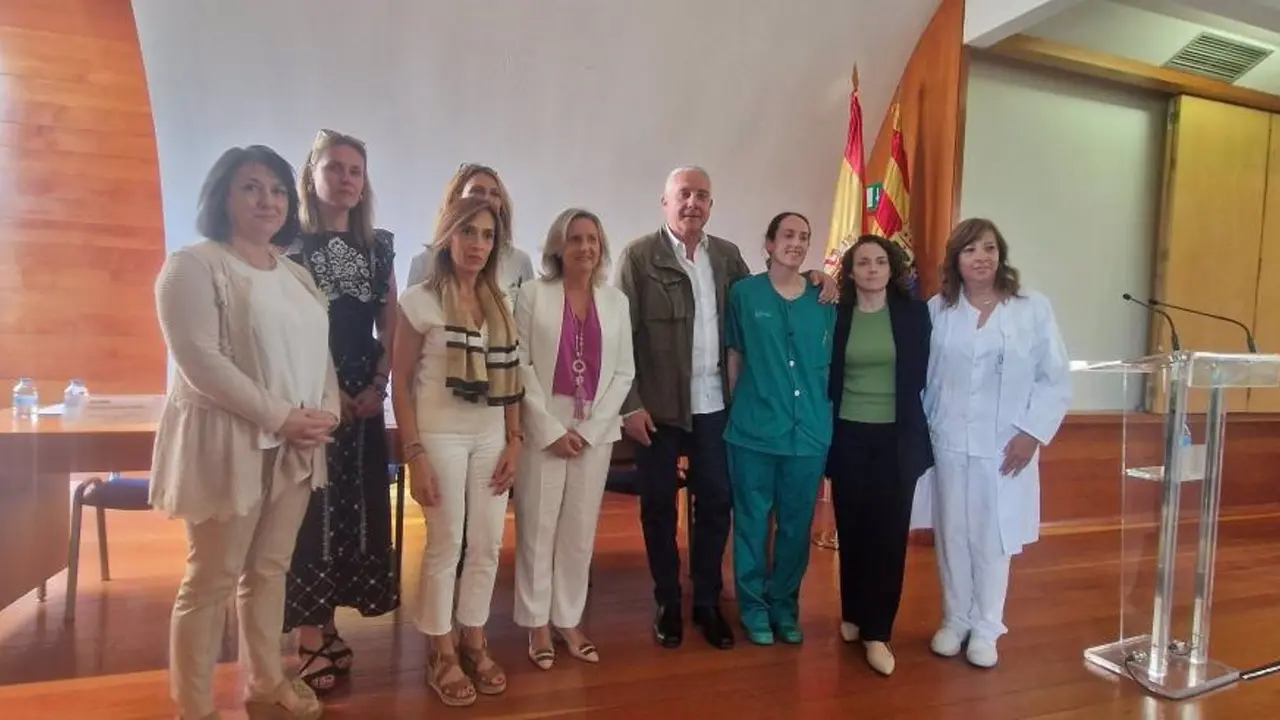 Equipo directivo del Salud y del sector sanitario de Calatayud con una de las MIR fidelizadas / Sanidad