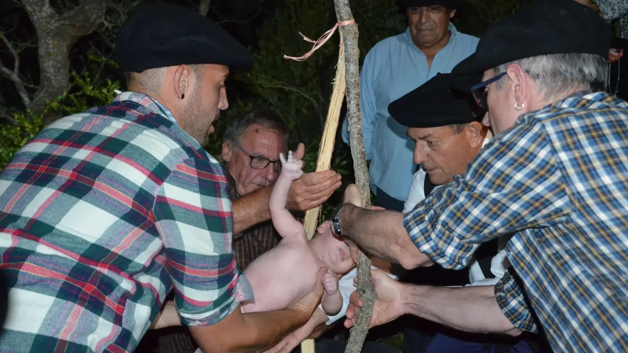 El rito del herniado se celebra este s&aacute;bado, 22 de junio, cuando se cumplen 20 a&ntilde;os desde que se recuper&oacute; esta tradici&oacute;n en Lobera de Onsella. / Pascual Plano 
