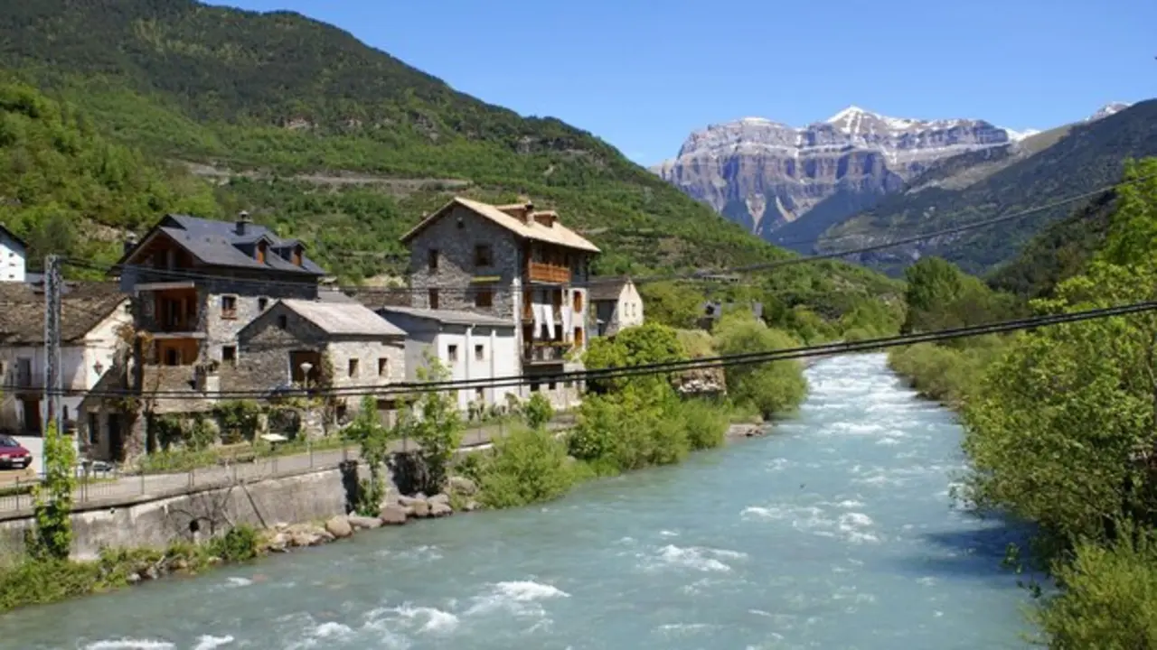 Vistas del r&iacute;o Ara en Broto (Huesca).