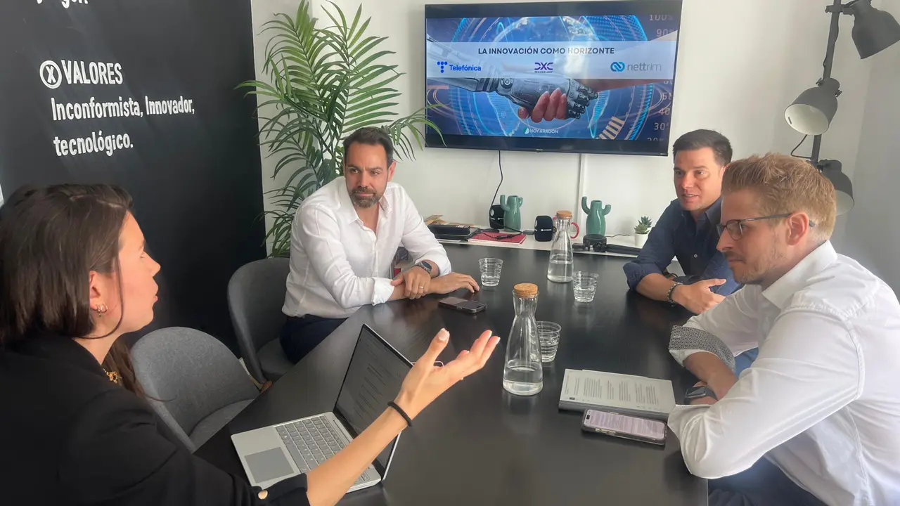 A la izquierda, Fran Mir (Nettrim). A la derecha, en primer plano, Guillermo Pascual (Telefonica) y Jorge Calder&oacute;n (DXC), detr&aacute;s. / S. A. 