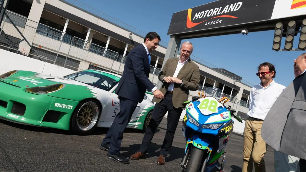 El presidente, Jorge Azc&oacute;n, en su visita a Motorland / Fabi&aacute;n Sim&oacute;n
