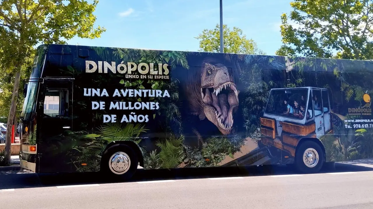 Autob&uacute;s promocional de la campa&ntilde;a de verano de Din&oacute;polis.