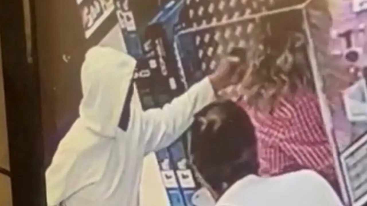 Imagen del atracador apuntando a la cabeza de la cajera durante el atraco /H.A.