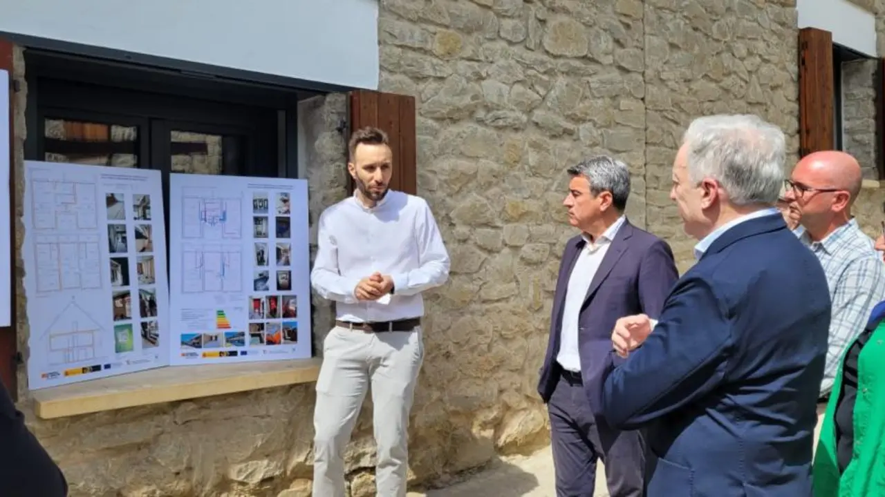 Octavio L&oacute;pez ha visitado hoy las viviendas de alquiler asequible rehabilitadas del parque de maquinaria de Graus / DGA