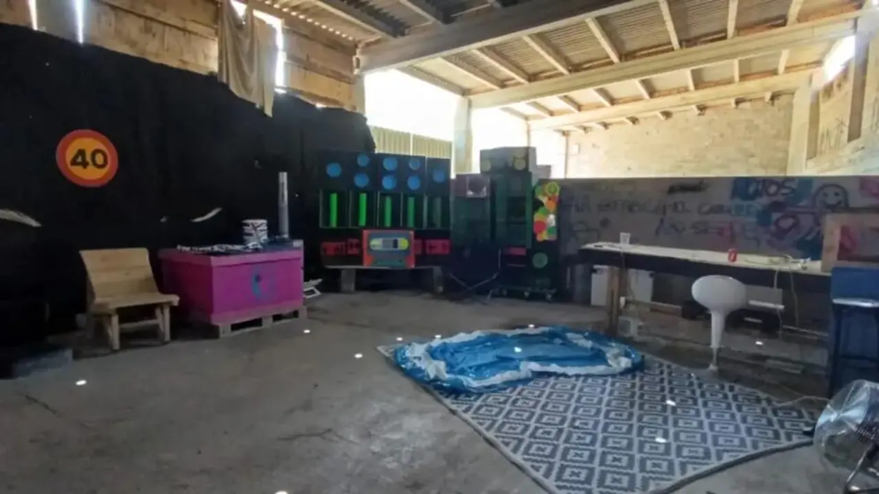 Nave donde se hac&iacute;an fiestas ilegales / Polic&iacute;a Local de Barbastro