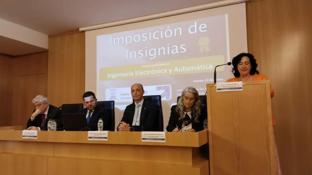Acto de imposici&oacute;n de insignias  en la Escuela Universitaria Polit&eacute;cnica de Teruel. / COGITIAR