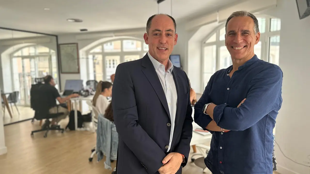 N&eacute;stor Benito, Coordinador de las C&aacute;tedras de Innovaci&oacute;n Energ&eacute;tica de distribuci&oacute;n en Endesa (izquierda) y Jos&eacute; Sanz, director de la Catedra de Innovaci&oacute;n Energ&eacute;tica de Endesa en la Universidad de Zaragoza.