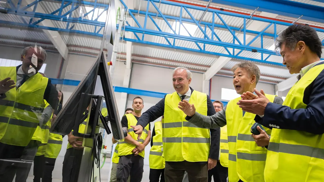 El presidente del Gobierno de Arag&oacute;n, Jorge Azc&oacute;n, en la planta de KDK Automotive en Borja / Fabi&aacute;n Sim&oacute;n
