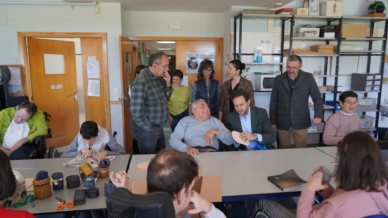El presidente de la DPH, Isaac Claver, durante su visita al centro de Aspace del pasado mes de abril. / DPH