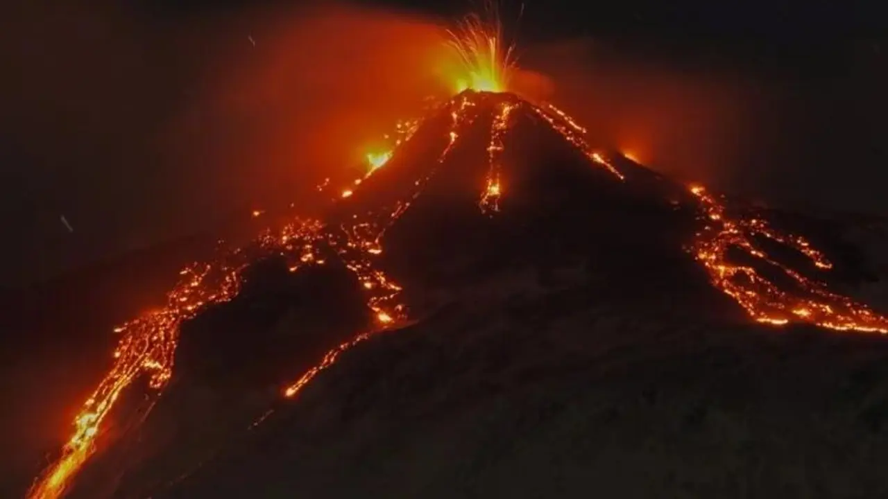El volc&aacute;n Etna entra en erupci&oacute;n