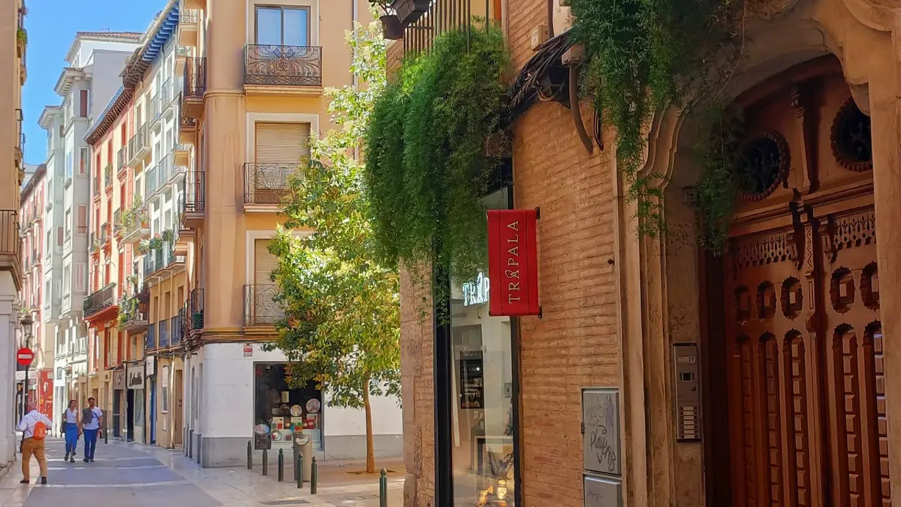 Esta calle del Casco Hist&oacute;rico ofrece un rico y variado comercio local / HA