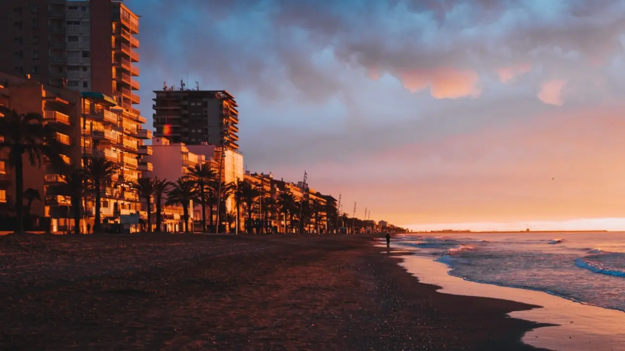 La playa de Calafell, largu&iacute;sima y con poca profundidad / HA