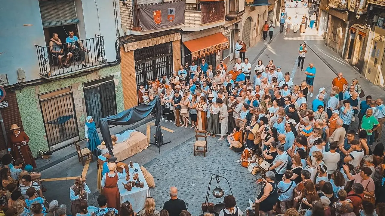 Representaci&oacute;n de una farsa en la plaza Heredia de Caspe. / AYTO. CASPE