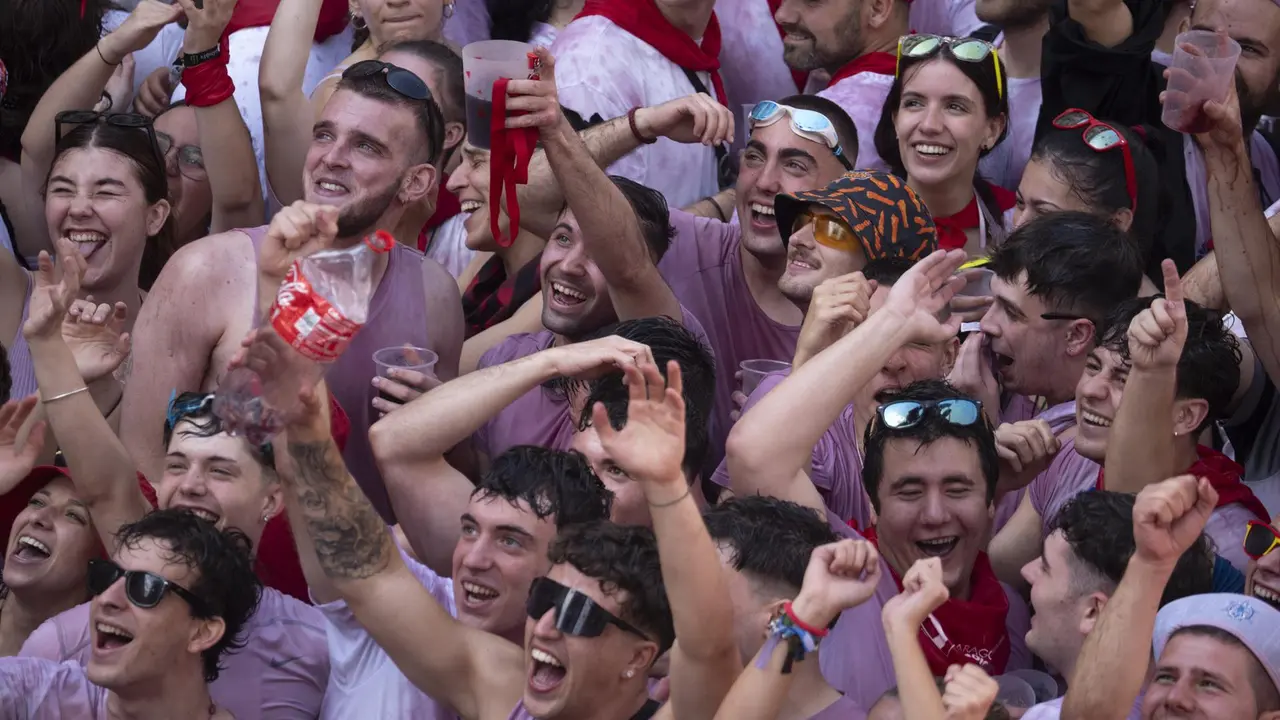 Varias personas durante la 'Puesta del pa&ntilde;uelico' en las Fiestas del torico de Teruel / E.P.