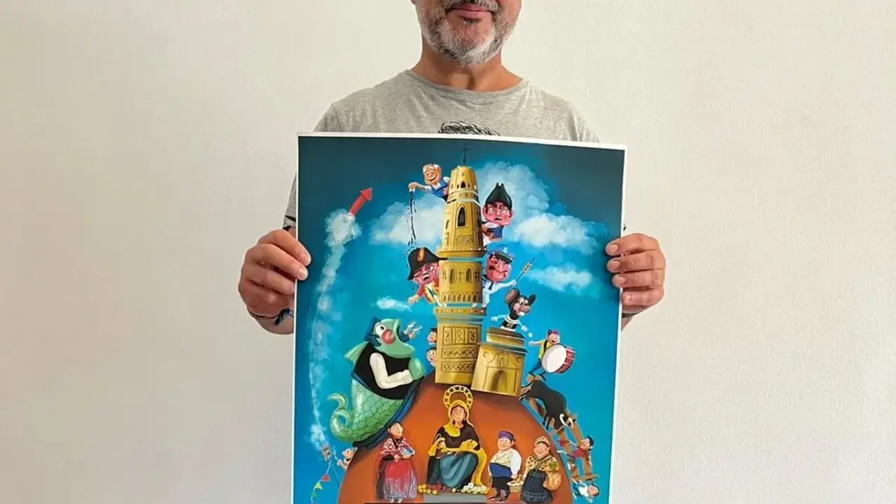 El concejal de Festejos del Ayuntamiento de Utebo, Pedro Jarabo, con el cartel ganador del a&ntilde;o pasado. / AYTO. UTEBO