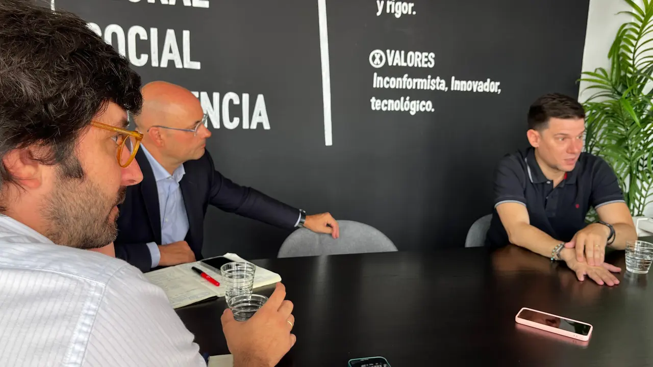 De izquierda a derecha, David Bl&aacute;zquez (AWS), Santiago S&aacute;nchez (Origen Corporaci&oacute;n Biotech) y Jorge Calder&oacute;n (DXC).