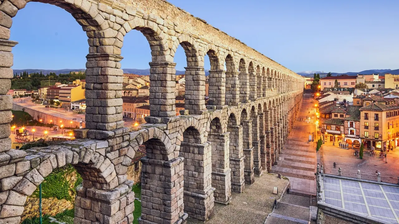 Con 167 arcos, el acueducto de Segovia es el principal atractivo de la ciudad / Turismo de Espa&ntilde;a