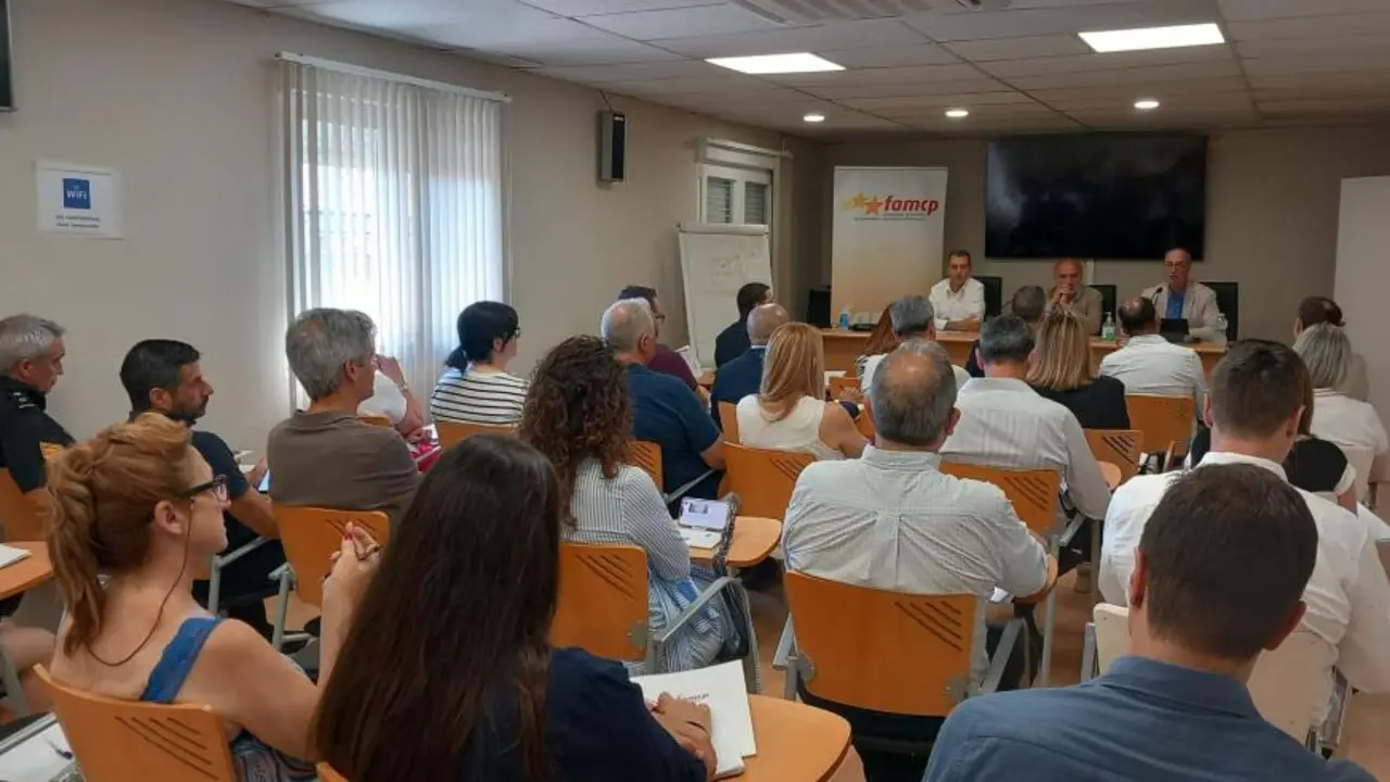 El director general de Interior y Emergencias, en la FAMCP, donde se ha abordado la convocatoria &uacute;nica para polic&iacute;as locales / DGA