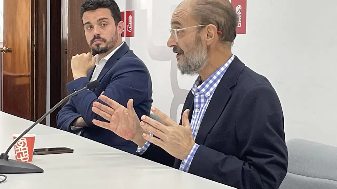 El secretario general del PSOE Arag&oacute;n, Javier Lamb&aacute;n, junto al exsecretario de Organizaci&oacute;n, Dar&iacute;o Villagrasa / E.P.