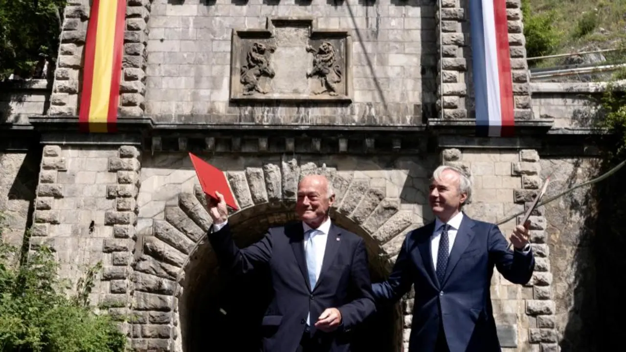 El presidente de Nueva Aquitania, Alain Rousset, y el presidente de Arag&oacute;n, Jorge Azc&oacute;n, en la firma del texto en defensa de la reapertura del Canfranc / DGA