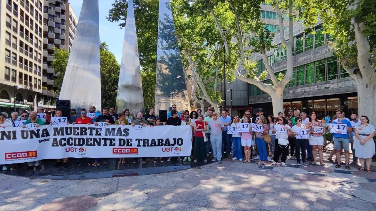 Concentraci&oacute;n en Zaragoza de representantes de UGT y CC.OO tras el &uacute;ltimo fallecido en accidente de trabajo / E.P.