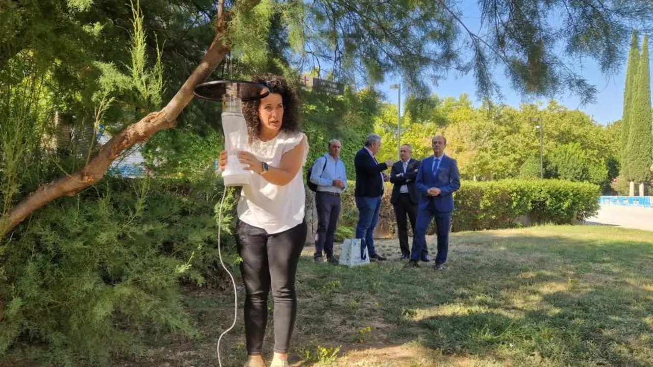 La profesora asociada de Patolog&iacute;a Animal de la la Facultad de Veterinaria de la Universidad de Zaragoza, Sara Lacour, explica como funciona una trampa para vectores / Sanidad