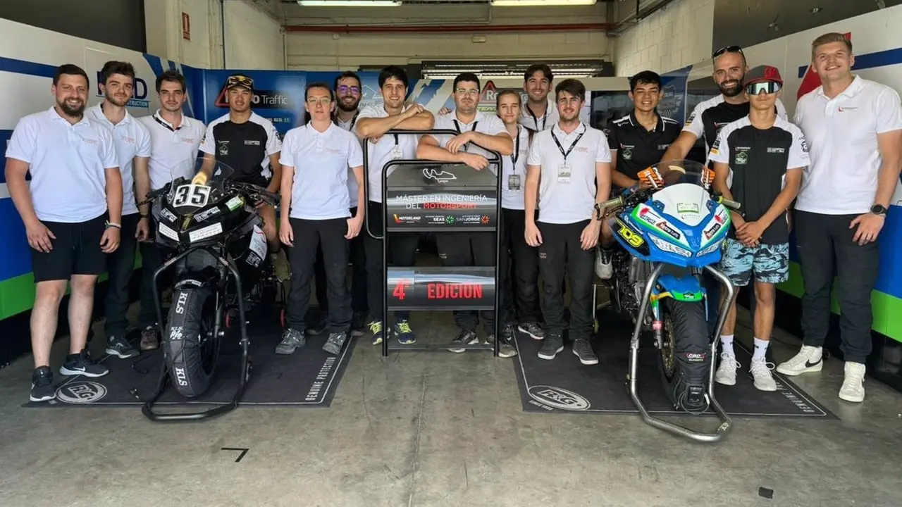 Foto de grupo de los alumnos del M&aacute;ster en Ingenier&iacute;a del Motorsport, el equipo Team 109 y los pilotos de Gaman Racing en MotorLand Arag&oacute;n. / MOTORLAND ARAG&Oacute;N