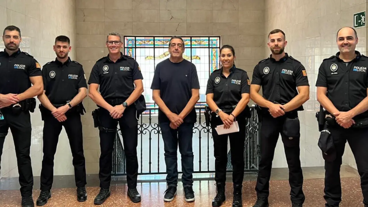 Imagen de los seis nuevos polic&iacute;as locales de &Eacute;pila junto con el alcalde de la localidad/Cedida a H.A.