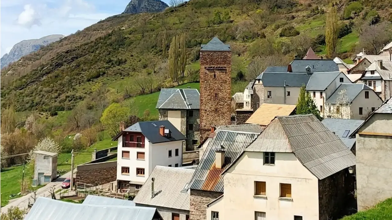 Gista&iacute;n es conocido como el pueblo de las tres torres / HA