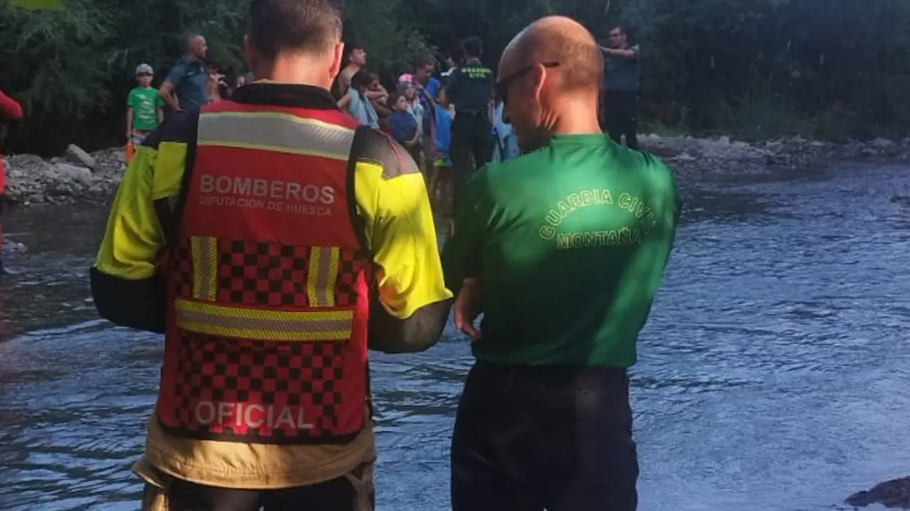 Bomberos de DPH tras el rescate de los menores