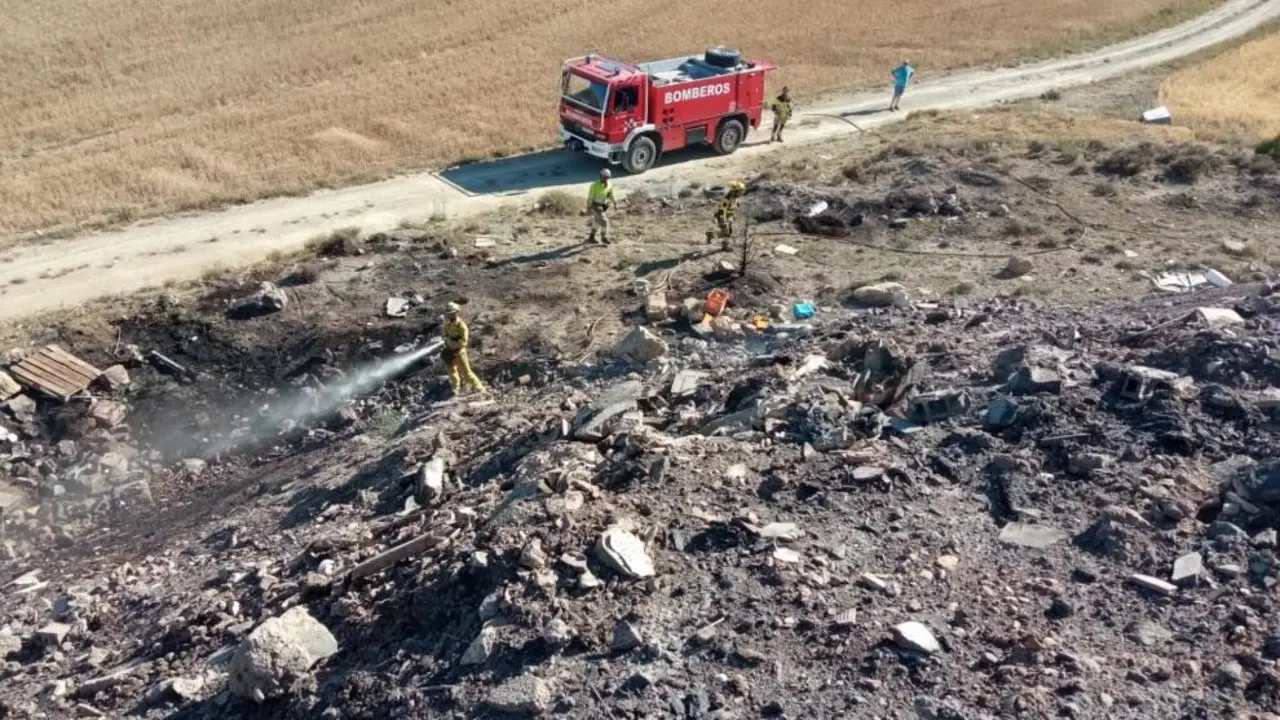 Imagen a&eacute;rea del incendio en el punto limpio de Royuela. / DPT