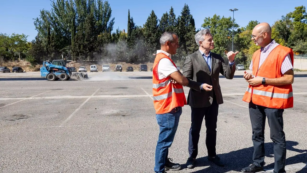 El consejero municipal de Urbanismo, V&iacute;ctor Serrano, visita el inicio de las obras en la calle Embarcadero. / MIGUEL G. GARC&Iacute;A