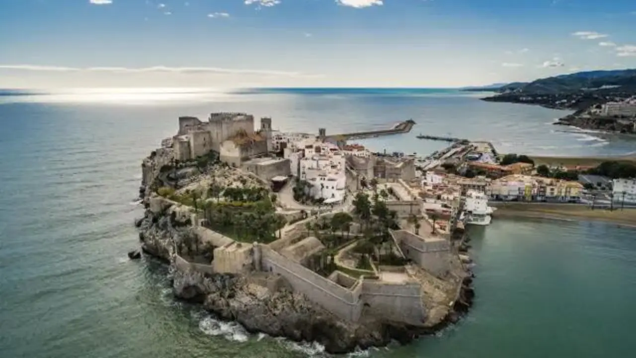El castillo de Pe&ntilde;&iacute;scola se levanta encima del mar