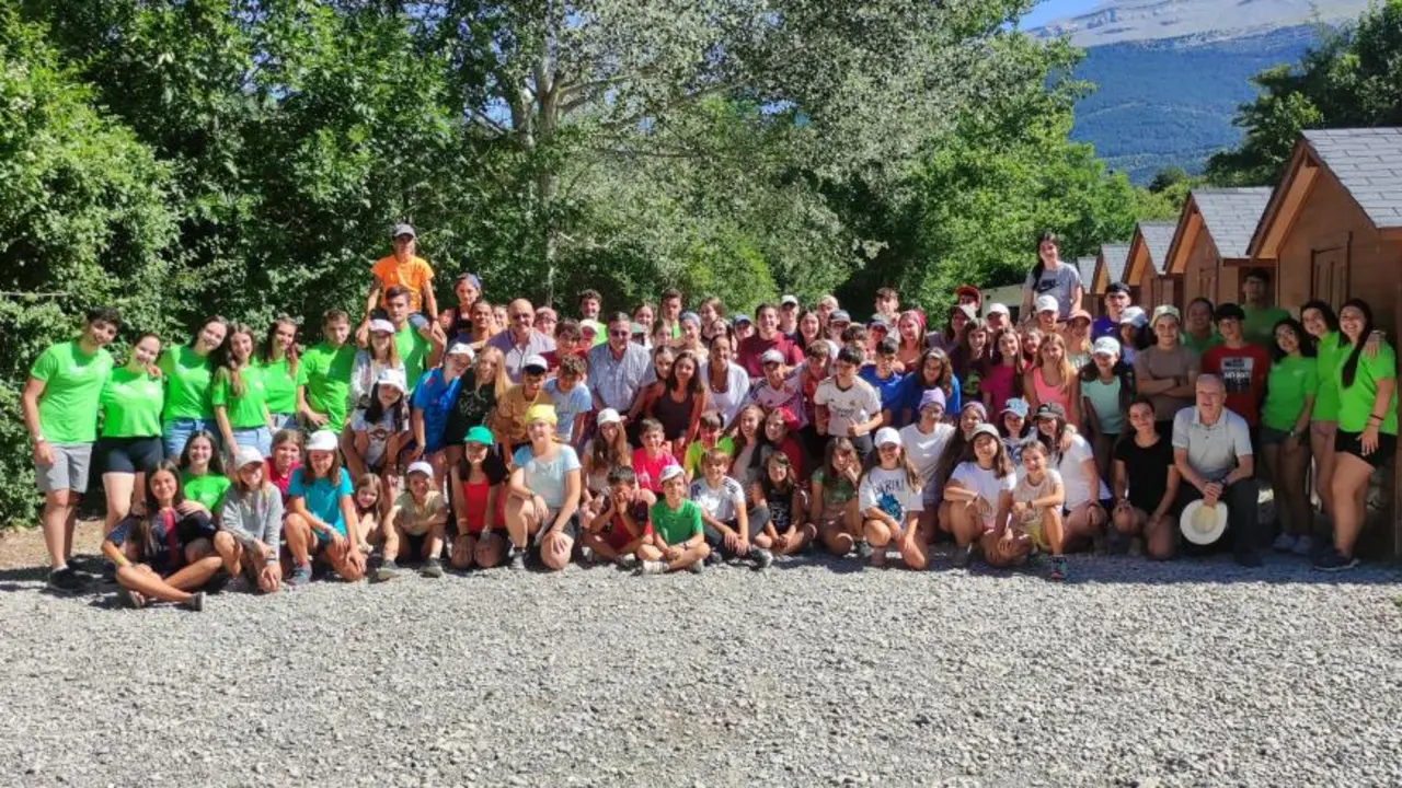 La consejera de Bienestar Social y Familia y la gerente del IAJ han compartido parte de la ma&ntilde;ana con los campistas de Villan&uacute;a / DGA