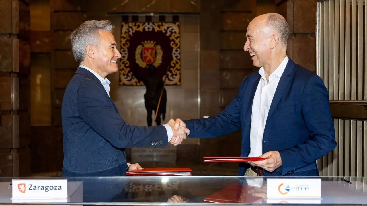Serrano y Llombart se estrechan la mano en la firma del acuerdo entre el Atuntamiento de Zaragoza y CIRCE / M.G.G.