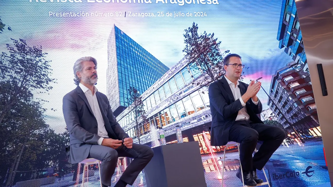 Enrique Barbero, director de Comunicaci&oacute;n, Marca y Relaciones Institucionales de Ibercaja, y Santiago Mart&iacute;nez, jefe de An&aacute;lisis Econ&oacute;mico y Financiero del Banco / Ibercaja