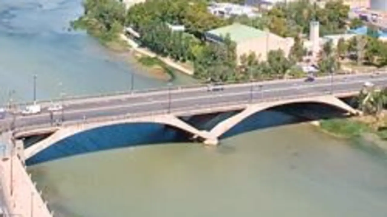 El cuerpo ha sido localizado a la altura del Puente de la Uni&oacute;n